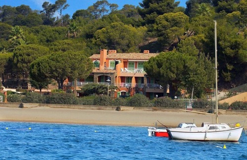 La Londe-les-Maures Apartamento | Apartamento T2 *** 4 pers. 10 metros de la playa con vista al mar y piscina climatizada (4)