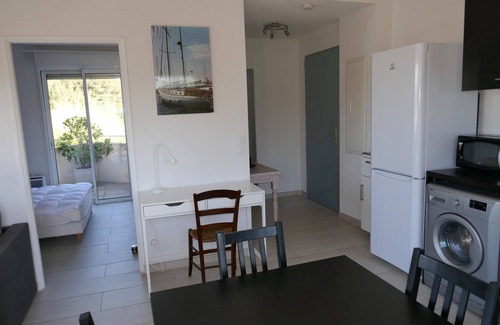 Saint-Cyr-sur-Mer Apartamento | Apartamento T2.40 m2, climatizado, 3 terrazas, a 350 m de la playa. Estacionamiento privado.