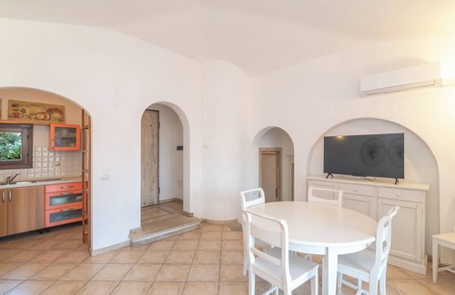 Porto San Paolo Apartamento | Apartamento 'Tavolara Porto San Paolo E2' con vistas al mar, piscina compartida y aire acondicionado