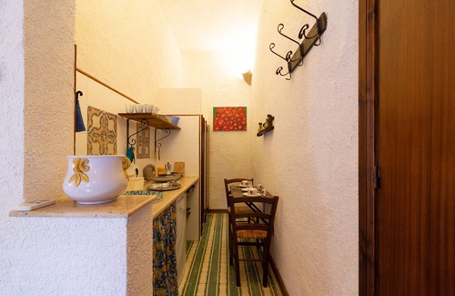 Mockarta Apartamento | Apartamento 'Tenuta Donna Vittoria - Bouganville' con vistas a la montaña, piscina y Wi-Fi