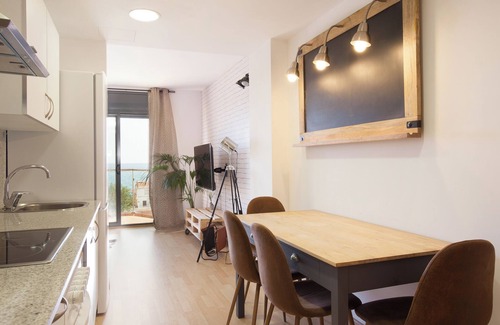 Canet de Mar Apartamento | Apartamento 'Terraced Beach' con terraza privada, Wi-Fi y aire acondicionado
