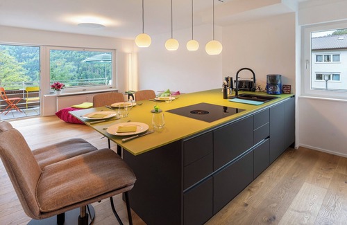 Bad Liebenzell Apartamento | Apartamento 'Traumblick' con vistas a la montaña, balcón y Wi-Fi