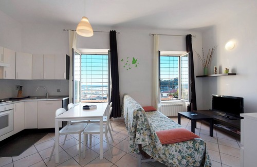 Varazze Apartamento | Apartamento "Trilocale in villa vista mare Apt 1" con vistas al mar