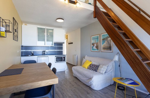 Perros-Guirec Apartamento | Apartamento 'Ty Fox By Madame Est Servie' con vistas al mar y balcón