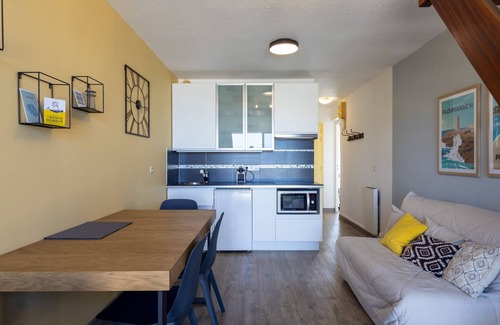 Perros-Guirec Apartamento | Apartamento 'Ty Fox By Madame Est Servie' con vistas al mar y balcón