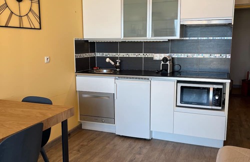 Perros-Guirec Apartamento | Apartamento 'Ty Fox By Madame Est Servie' con vistas al mar y balcón