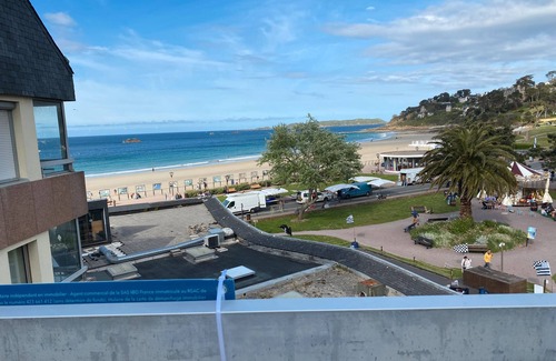Perros-Guirec Apartamento | Apartamento 'Ty Fox By Madame Est Servie' con vistas al mar y balcón