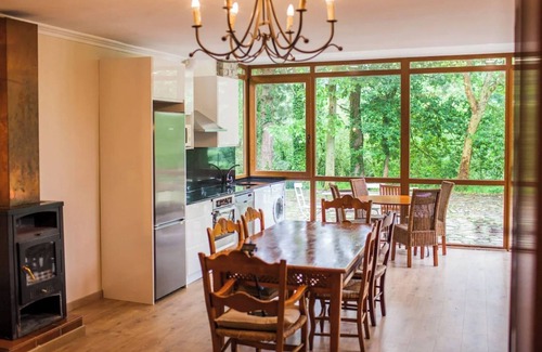 Amurrio Apartamento | Apartamento 'Usko 1' con vistas a la montaña, piscina privada y Wi-Fi