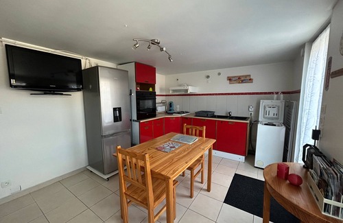 Sainte-Anne-d'Auray Apartamento | Apartamento 'Valou' con terraza privada, jardín compartido y Wi-Fi