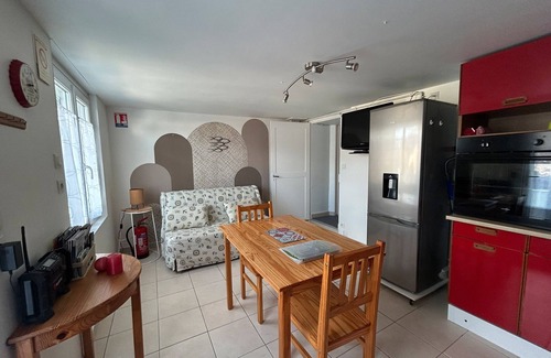 Sainte-Anne-d'Auray Apartamento | Apartamento 'Valou' con terraza privada, jardín compartido y Wi-Fi