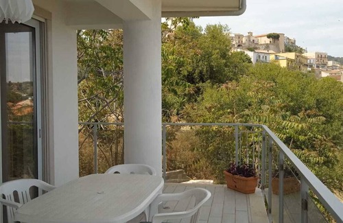 Roseto Capo Spulico Apartamento | Apartamento 'Villa Anna' con vistas al mar, terraza compartida y aire acondicionado.