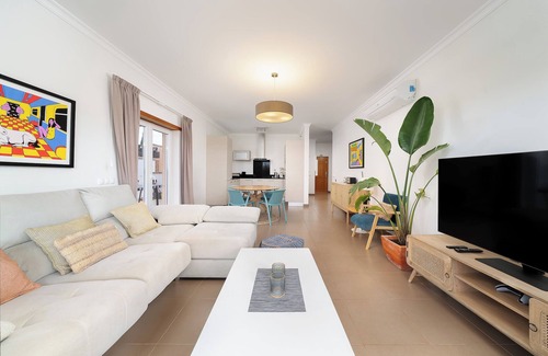 Portimao Apartamento | Apartamento 'V2 Vale da Ribeira' con piscina compartida, Wi-Fi y aire acondicionado