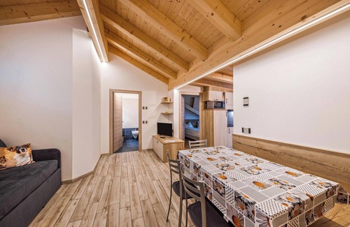 Predazzo Apartamento | Apartamento "Vacanze Arcobaleno - Giallo" con vistas a la montaña, sauna y bañera de hidromasaje