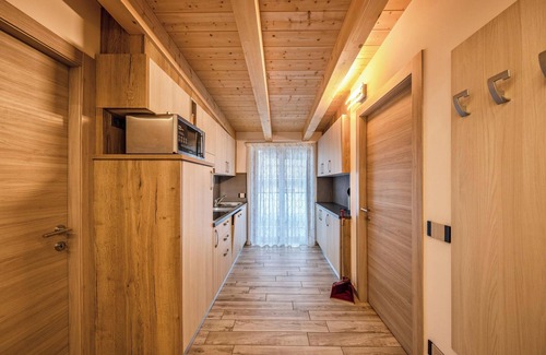 Predazzo Apartamento | Apartamento "Vacanze Arcobaleno - Giallo" con vistas a la montaña, sauna y bañera de hidromasaje