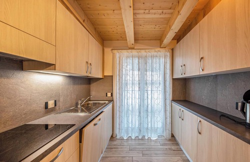 Predazzo Apartamento | Apartamento "Vacanze Arcobaleno - Giallo" con vistas a la montaña, sauna y bañera de hidromasaje