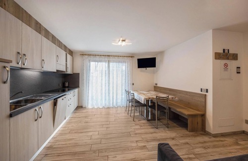 Predazzo Apartamento | Apartamento "Vacanze Arcobaleno - Viola" con vistas a la montaña, sauna y bañera de hidromasaje