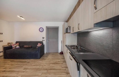 Predazzo Apartamento | Apartamento "Vacanze Arcobaleno - Viola" con vistas a la montaña, sauna y bañera de hidromasaje