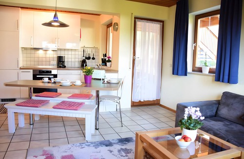Unterkirnach Apartamento | Apartamento 'Veilchen' con vistas a la montaña, terraza privada y Wi-Fi