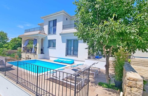 Cizici Casa | Apartamento VIKTORIJA con piscina privada
