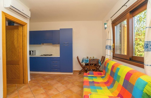 Porto Ottiolu Apartamento | Apartamento 'Villetta Porto Ottiolu 203" Cerca del puerto deportivo y de la playa con balcón