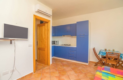 Porto Ottiolu Apartamento | Apartamento 'Villetta Porto Ottiolu 203" Cerca del puerto deportivo y de la playa con balcón