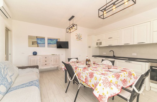 Budoni Apartamento | Apartamento 'Virginia' con vistas a las montañas y aire acondicionado