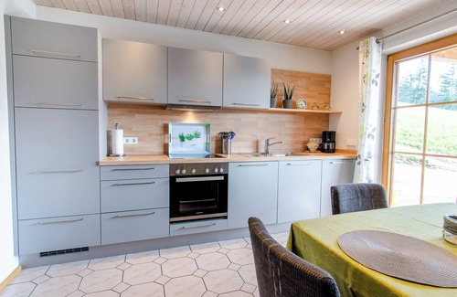 Hausach Apartamento | Apartamento 'Vordersbergerhof' con vistas a la montaña, terraza privada y Wi-Fi