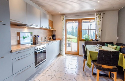 Hausach Apartamento | Apartamento 'Vordersbergerhof' con vistas a la montaña, terraza privada y Wi-Fi