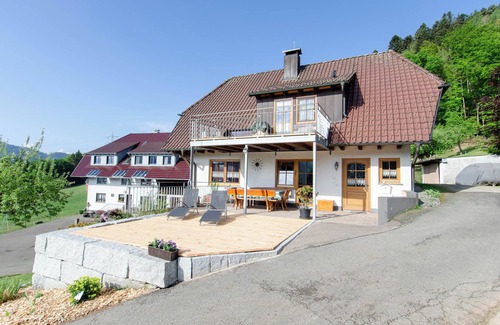 Hausach Apartamento | Apartamento 'Vordersbergerhof' con vistas a la montaña, terraza privada y Wi-Fi