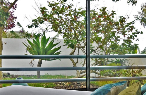 Lagoa Apartamento | Apartmento c / jardín, spa de agua caliente inflable y vistas al mar.