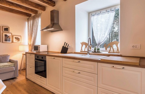 Levico Terme Apartamento | Apartamento "Wellness Lodge Edoardo" con vistas al lago y a la montaña y bañera de hidromasaje