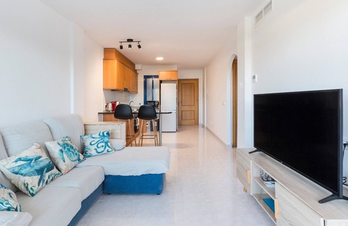 Los Puertos Apartamento | Apartamento 'Pueblo Blanco y Azul' con vistas al mar, piscina compartida y aire acondicionado.