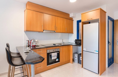 Los Puertos Apartamento | Apartamento 'Pueblo Blanco y Azul' con vistas al mar, piscina compartida y aire acondicionado.