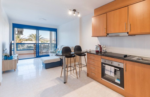 Los Puertos Apartamento | Apartamento 'Pueblo Blanco y Azul' con vistas al mar, piscina compartida y aire acondicionado.