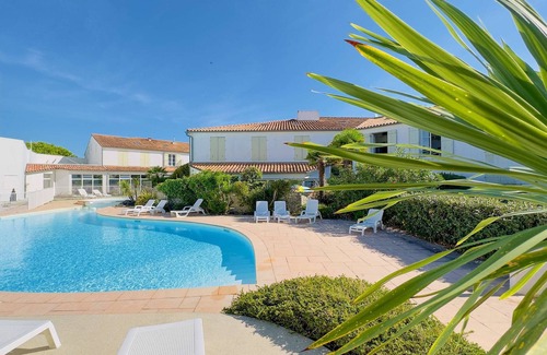 La Couarde-sur-Mer Apartamento | Apartment with communal pool and parking