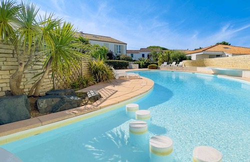 La Couarde-sur-Mer Apartamento | Apartment with communal pool and parking