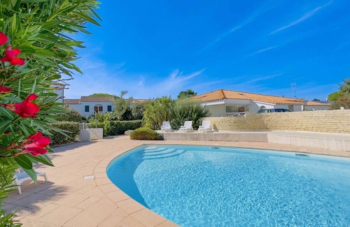 La Couarde-sur-Mer Apartamento | Apartment with courtyard communal pool and parking