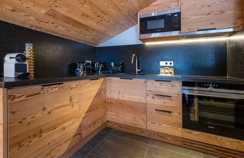 Les Allues Apartamento | Apartamento con balcón, estufa de leña, parking - 6 pers.