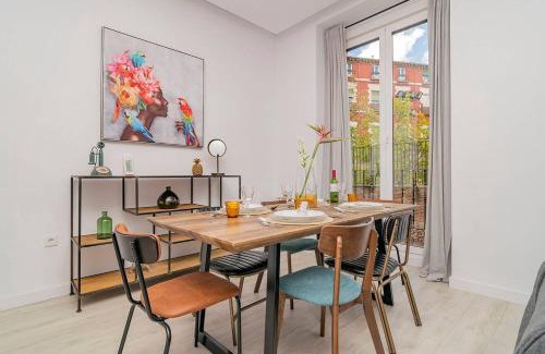 Barrio de La Latina Apartamento | Apartment with Balconies in La Latina by Batuecas