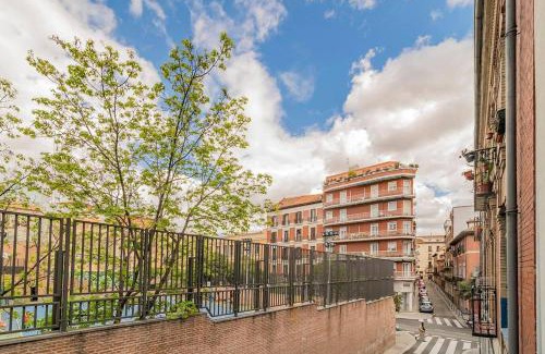 Barrio de La Latina Apartamento | Apartment with Balconies in La Latina by Batuecas