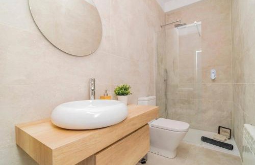 Barrio de La Latina Apartamento | Apartment with Balconies in La Latina by Batuecas