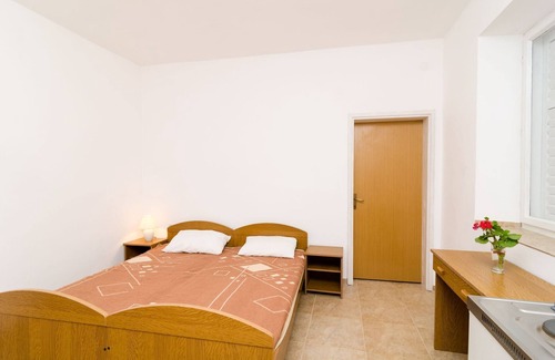 Pomena Apartamento | Apartamento con balcףn y vista al mar.