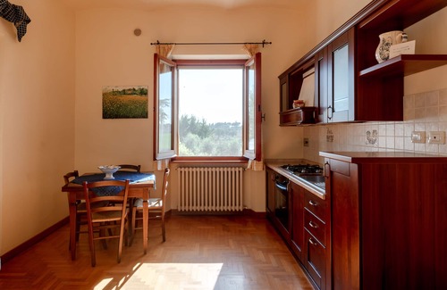 Castiglione del Lago Apartamento | Apartment with canopy bed, private garden with panoramic view of the pool