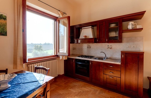 Castiglione del Lago Apartamento | Apartment with canopy bed, private garden with panoramic view of the pool