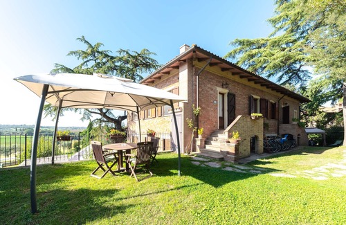 Castiglione del Lago Apartamento | Apartment with canopy bed, private garden with panoramic view of the pool