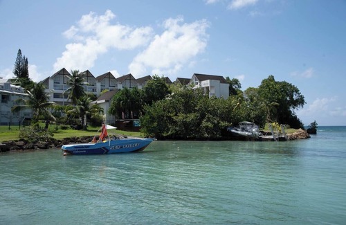Pointe de la verdure Apartamento | Apartment with direct beach access and private parking, secure residence.
