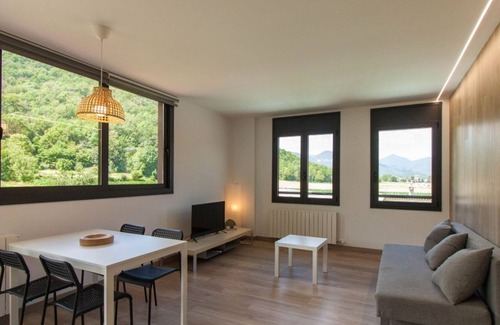 La Vall de Bianya Apartamento | Apartamento con gran terraza y vistas a la montaña