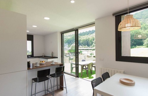 La Vall de Bianya Apartamento | Apartamento con gran terraza y vistas a la montaña