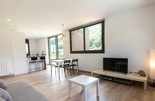 La Vall de Bianya Apartamento | Apartamento con gran terraza y vistas a la montaña