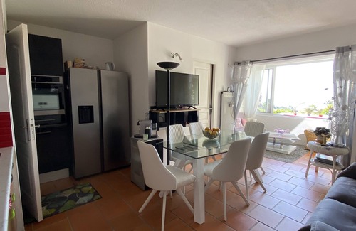 Theoule-sur-Mer Apartamento | Apartment with full sea view and private enclosed garden with trees